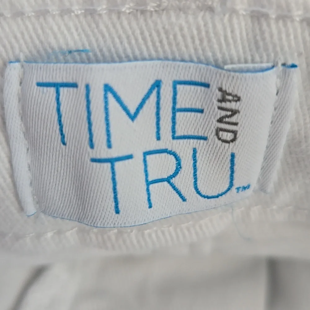Time and Tru | High Rise Shorts White - Picture 3 of 4